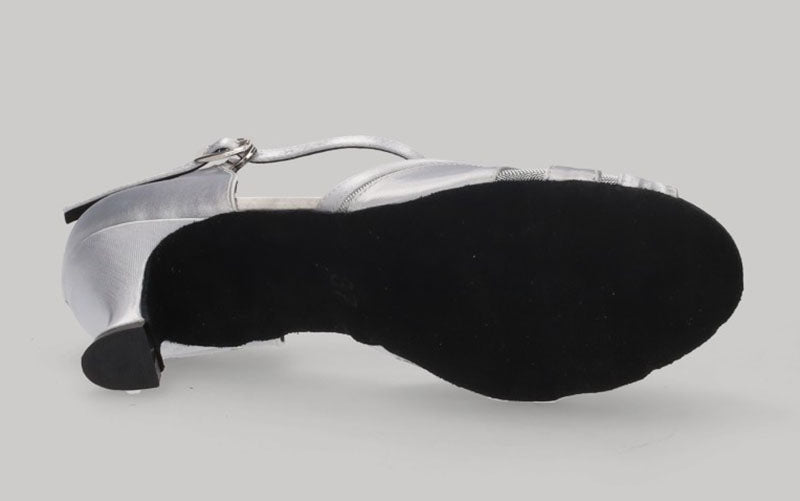 Zapato para baile latino y de salón en satén plata con tacón bajo
