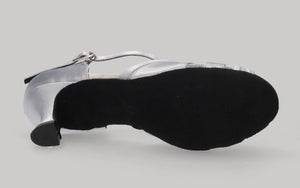 Zapato para baile latino y de salón en satén plata con tacón bajo
