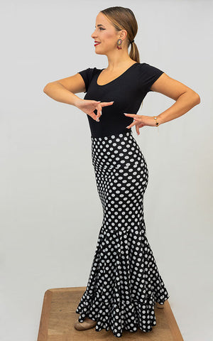Falda flamenco con fajín medio y ceñida hasta rodilla con vuelo de capa y volante