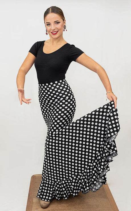 Falda flamenco con fajín medio y ceñida hasta rodilla con vuelo de capa y volante