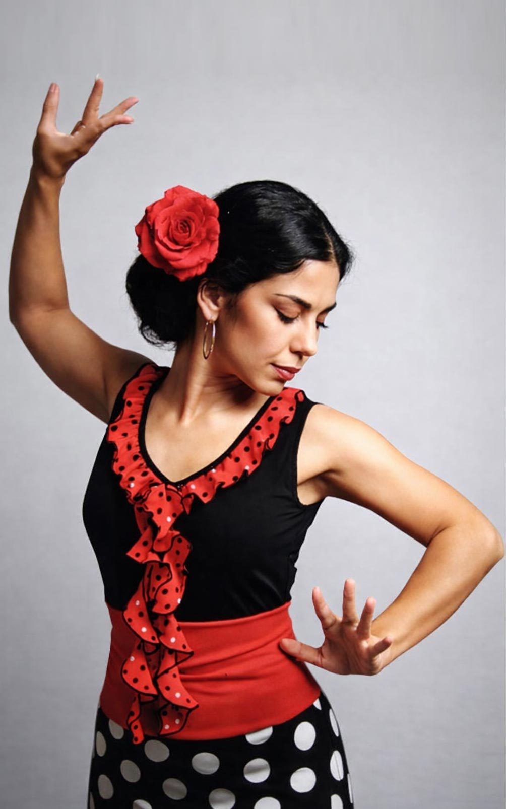 Top de tirantes cortos negro con escote y volante con chorrera rojo con lunares