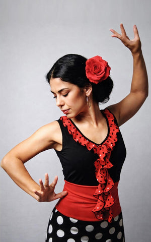 Top de tirantes cortos negro con escote y volante con chorrera rojo con lunares