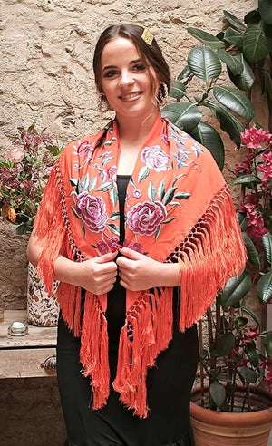 Châle orange brodé de fleurs et de roses colorées