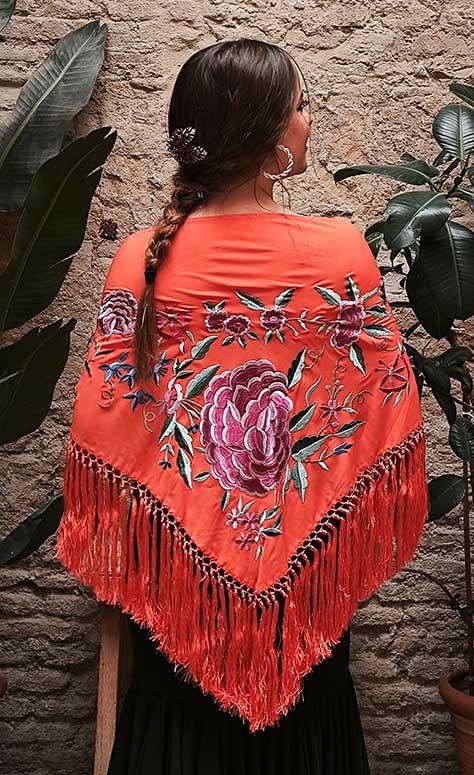 Châle orange brodé de fleurs et de roses colorées
