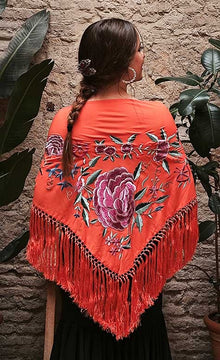 Châle orange brodé de fleurs et de roses colorées