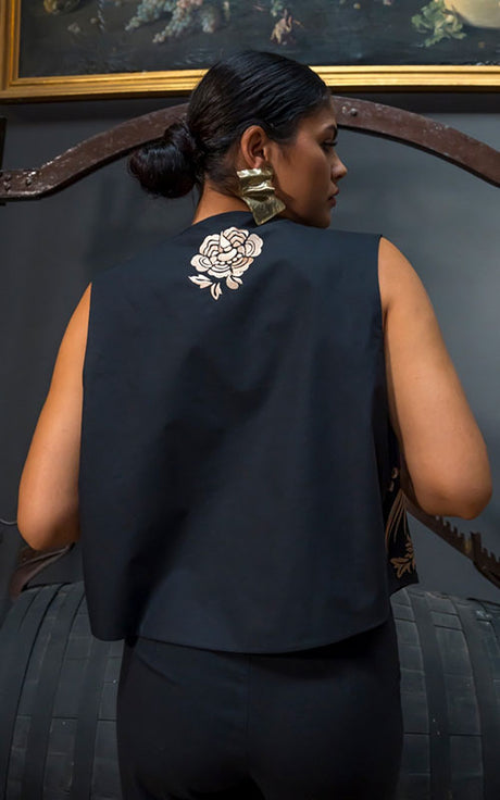 Chaleco Manila negro bordado como mantón en hilos beige dorados