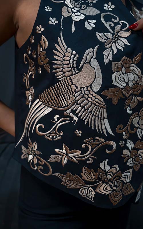 Chaleco Manila negro bordado como mantón en hilos beige dorados