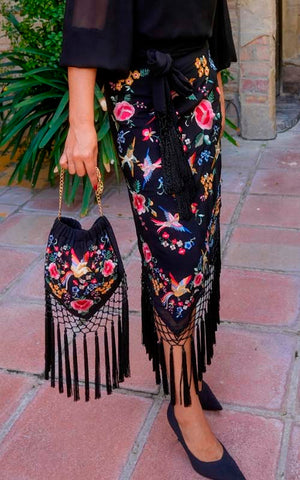 Falda Dalia negra bordada con flores de mantón y pájaros