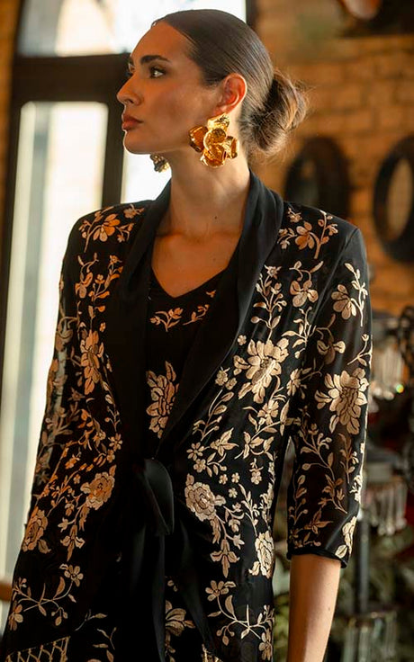 Chaqueta bordada Jazmín negra de gasa con manga francesa