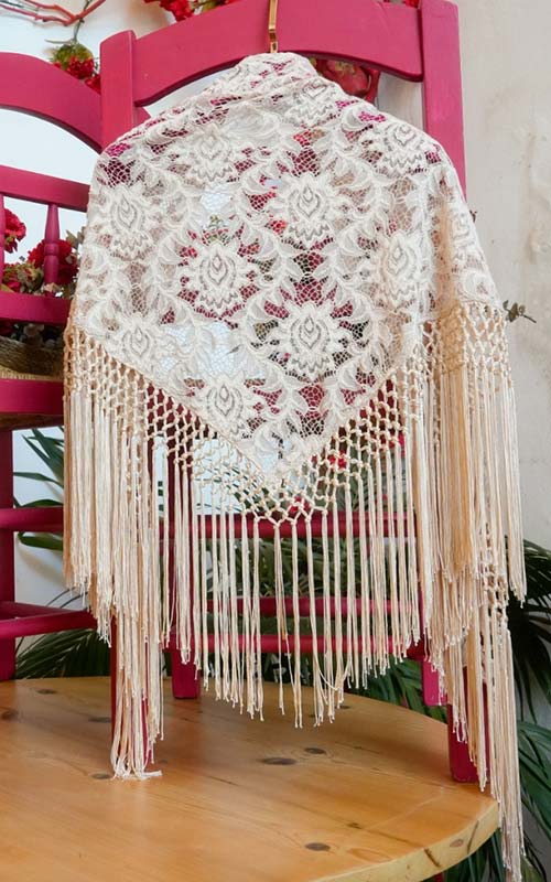 Mantón  Saeta de encaje color marfil con flecos