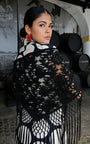 Mantón  Saeta de encaje negro con flecos