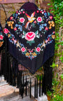 Mantón Dalia negro bordado con flores y pájaros con plumas de colores
