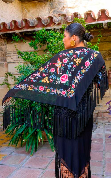 Mantón Dalia negro bordado con flores y pájaros con plumas de colores