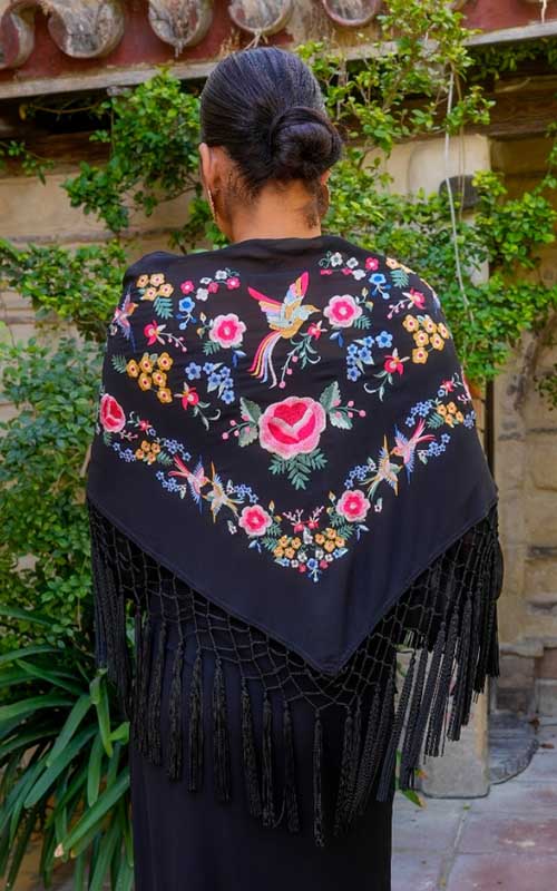 Mantón Dalia negro bordado con flores y pájaros con plumas de colores