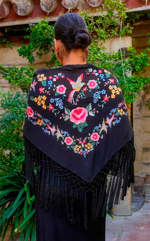 Mantón Dalia negro bordado con flores y pájaros con plumas de colores
