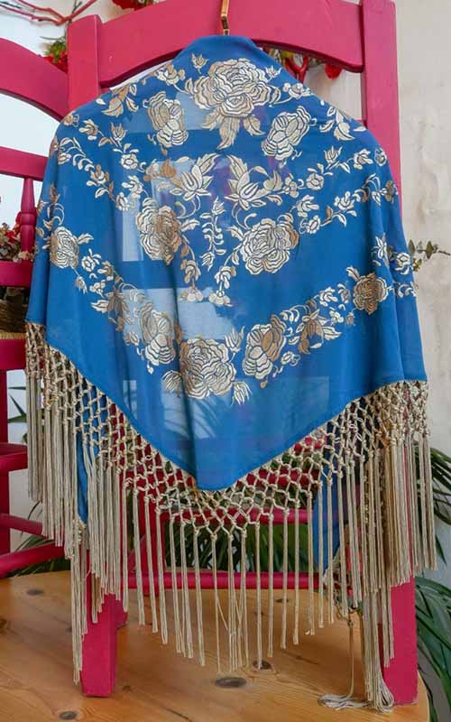 Mantón Lumbre azul bordado con flores y flecos en beige