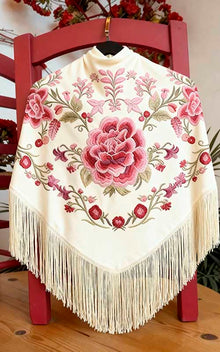 Mantón Suspiro beige bordados de flores sutil en tonos rojo, coral y rosa con flecos al tono