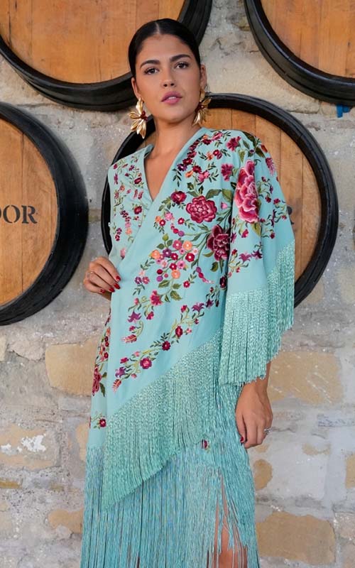 Mantón Suspiro verde agua bordados de flores sutil en tonos rojo, coral y rosa con flecos al tono