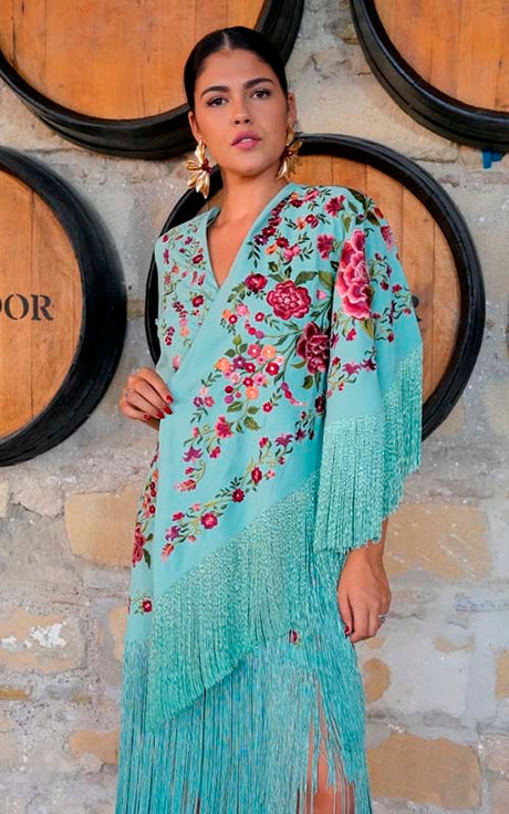 Mantón Suspiro verde agua bordados de flores sutil en tonos rojo, coral y rosa con flecos al tono