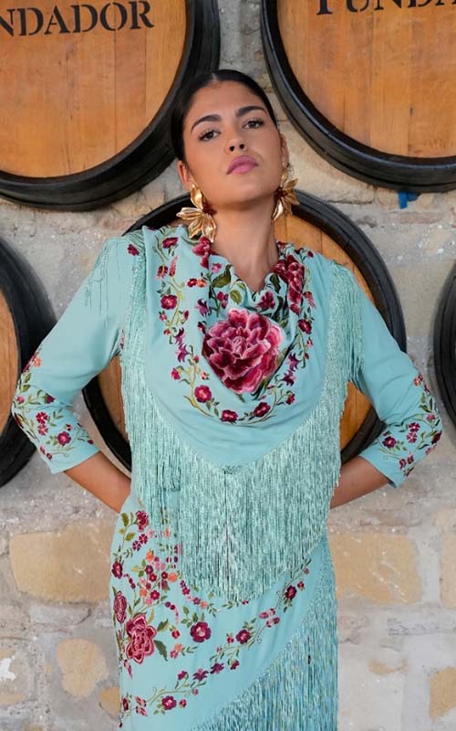 Mantón Suspiro verde agua bordados de flores sutil en tonos rojo, coral y rosa con flecos al tono