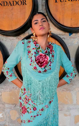 Mantón Suspiro verde agua bordados de flores sutil en tonos rojo, coral y rosa con flecos al tono