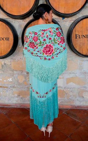 Mantón Suspiro verde agua bordados de flores sutil en tonos rojo, coral y rosa con flecos al tono