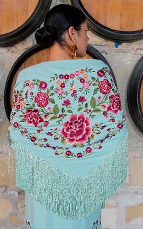 Mantón Suspiro verde agua bordados de flores sutil en tonos rojo, coral y rosa con flecos al tono