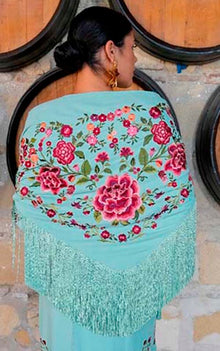 Mantón Suspiro verde agua bordados de flores sutil en tonos rojo, coral y rosa con flecos al tono