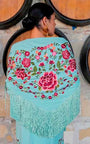 Mantón Suspiro verde agua bordados de flores sutil en tonos rojo, coral y rosa con flecos al tono