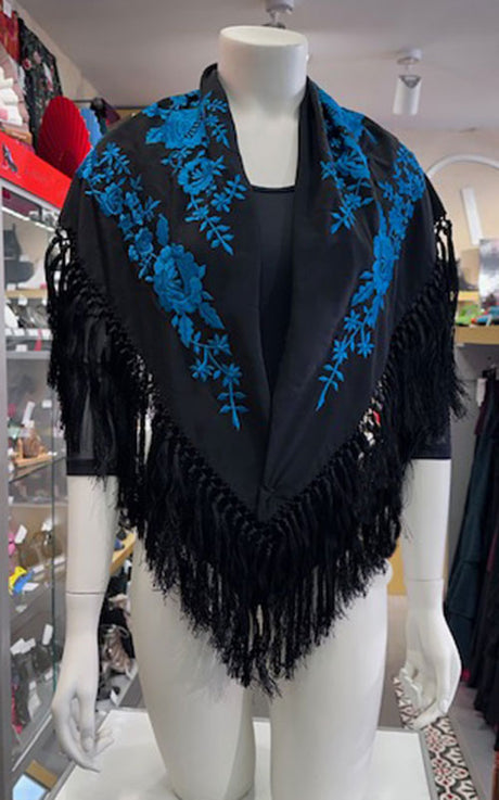 Mantoncillo negro bordado con flores en color azul 140 cm.
