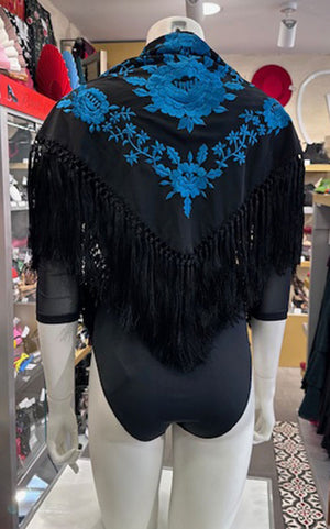 Mantoncillo negro bordado con flores en color azul 140 cm.