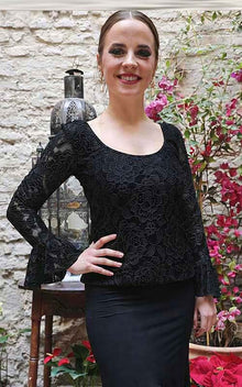 Top flamenco de encaje negro con manga larga y volante