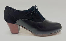 Zapato de baile flamenco profesional combinado en piel y ante negro con cordones