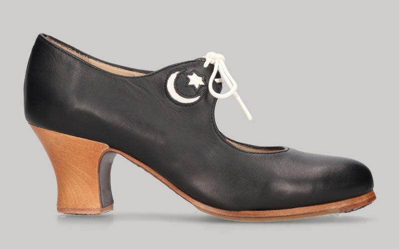 Zapato de baile flamenco profesional piel negro con adorno estrella y luna en blanco