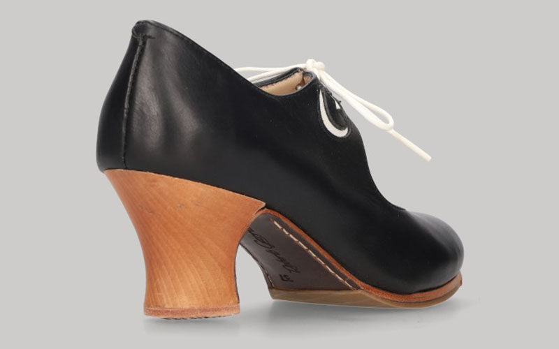 Zapato de baile flamenco profesional piel negro con adorno estrella y luna en blanco