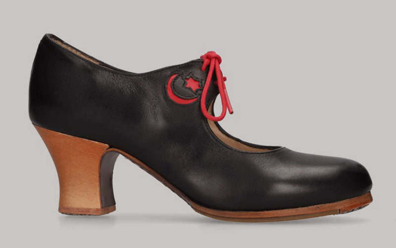 Zapato de baile flamenco profesional piel negro con adorno estrella y luna en rojo