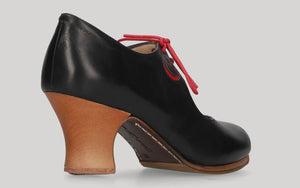 Zapato de baile flamenco profesional piel negro con adorno estrella y luna en rojo