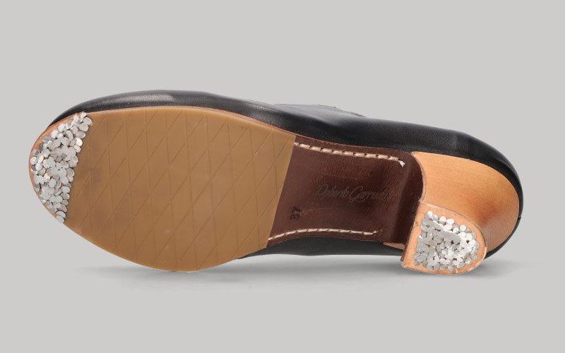 Zapato de baile flamenco profesional piel negro con adorno estrella y luna en rojo