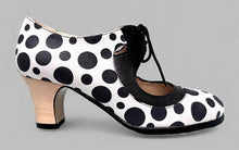 Zapato de baile flamenco profesional piel blanco con lunares negros con cordones