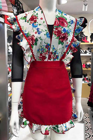 Conjunto delantal rojo y mantoncillo de flores con ribete de flores