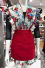 Conjunto delantal rojo y mantoncillo de flores con ribete de flores