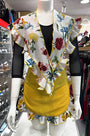 Conjunto delantal amarillo y mantoncillo de flores con ribete de flores