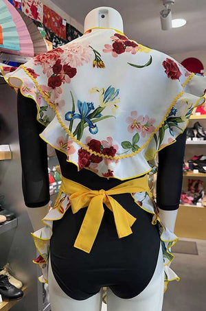 Conjunto delantal amarillo y mantoncillo de flores con ribete de flores