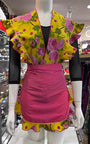 Conjunto delantal rosa fucsia y mantoncillo amarillo de flores con ribete de flores