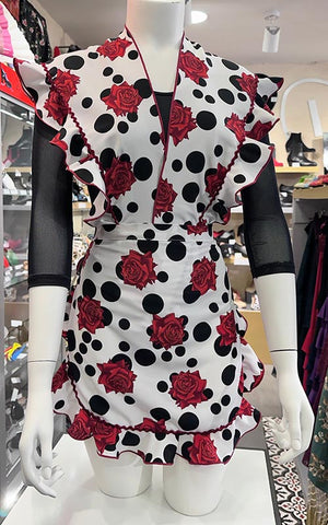 Conjunto delantal y mantoncillo  flamenco blanco con lunares negros y flores rojas