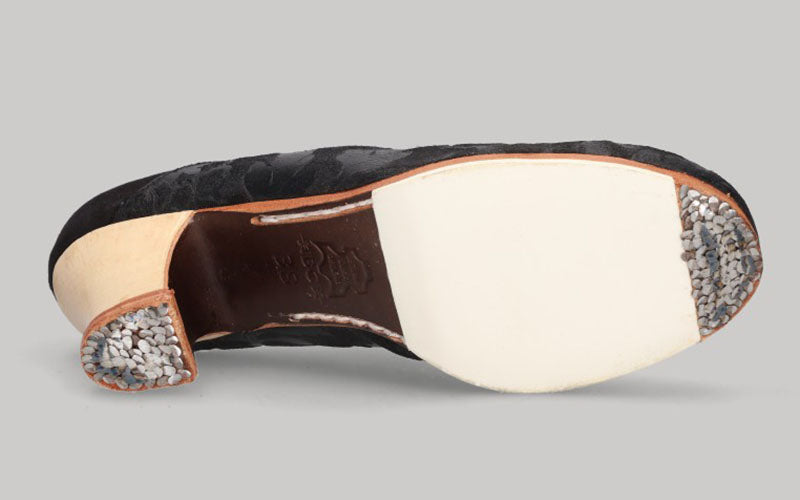 Zapato de baile flamenco profesional combinado en piel repujada negro y ante negro