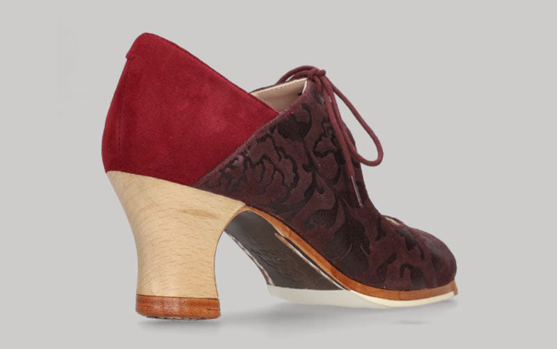 Zapato de baile flamenco profesional combinado en piel repujada burdeos y ante