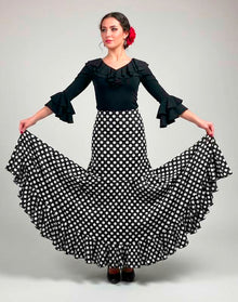 Falda flamenco con fajín medio y ceñida hasta rodilla con vuelo de capa y volante