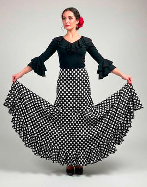 Falda flamenco con fajín medio y ceñida hasta rodilla con vuelo de capa y volante
