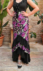 Falda flamenco negra estampada de flores moradas y volantes